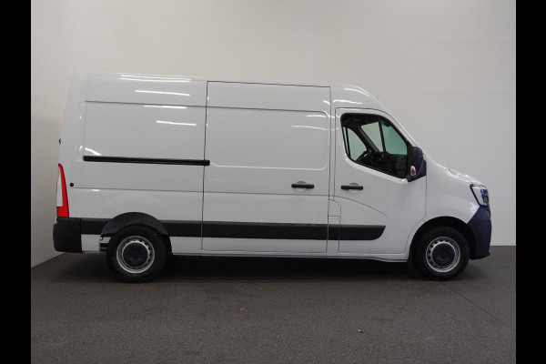 Renault Master T33 2.3 dCi 135PK L2H2 BPM VRIJ! Airco Cruise control Parkeersensoren Navigatie Trekhaak