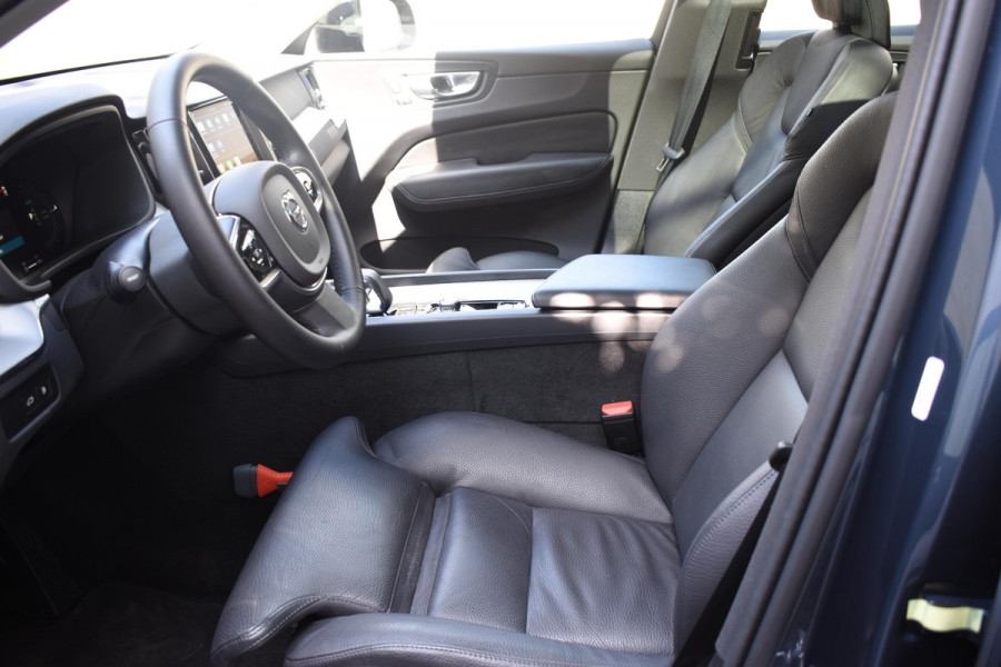 Volvo XC60 T6 350PK Plug-in hybrid AWD Plus Dark / Adaptive Cruise control / Stoelverwarming v+a / Stuurverwarming / Elektr. achterklep  / 360 Camera / Schuifdak / Trekhaak