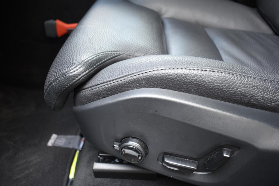 Volvo XC60 T6 350PK Plug-in hybrid AWD Plus Dark / Adaptive Cruise control / Stoelverwarming v+a / Stuurverwarming / Elektr. achterklep  / 360 Camera / Schuifdak / Trekhaak