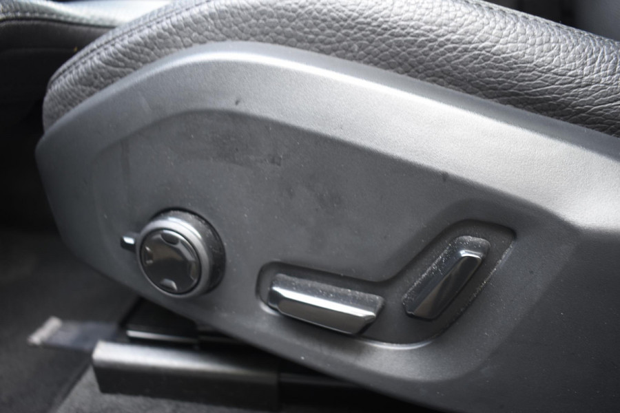 Volvo XC60 T6 350PK Plug-in hybrid AWD Plus Dark / Adaptive Cruise control / Stoelverwarming v+a / Stuurverwarming / Elektr. achterklep  / 360 Camera / Schuifdak / Trekhaak