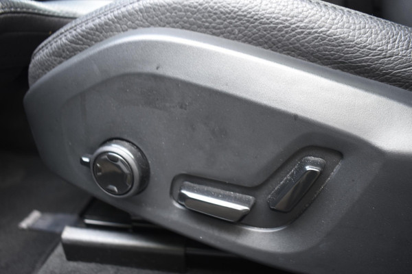 Volvo XC60 T6 350PK Plug-in hybrid AWD Plus Dark / Adaptive Cruise control / Stoelverwarming v+a / Stuurverwarming / Elektr. achterklep  / 360 Camera / Schuifdak / Trekhaak