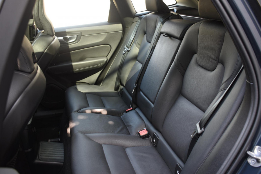 Volvo XC60 T6 350PK Plug-in hybrid AWD Plus Dark / Adaptive Cruise control / Stoelverwarming v+a / Stuurverwarming / Elektr. achterklep  / 360 Camera / Schuifdak / Trekhaak