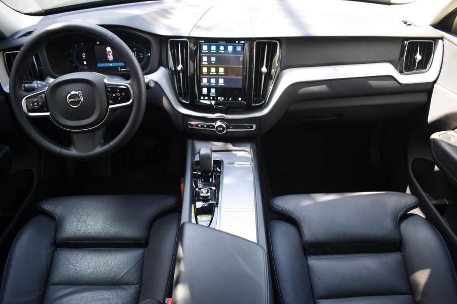Volvo XC60 T6 350PK Plug-in hybrid AWD Plus Dark / Adaptive Cruise control / Stoelverwarming v+a / Stuurverwarming / Elektr. achterklep  / 360 Camera / Schuifdak / Trekhaak