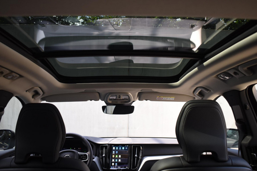Volvo XC60 T6 350PK Plug-in hybrid AWD Plus Dark / Adaptive Cruise control / Stoelverwarming v+a / Stuurverwarming / Elektr. achterklep  / 360 Camera / Schuifdak / Trekhaak
