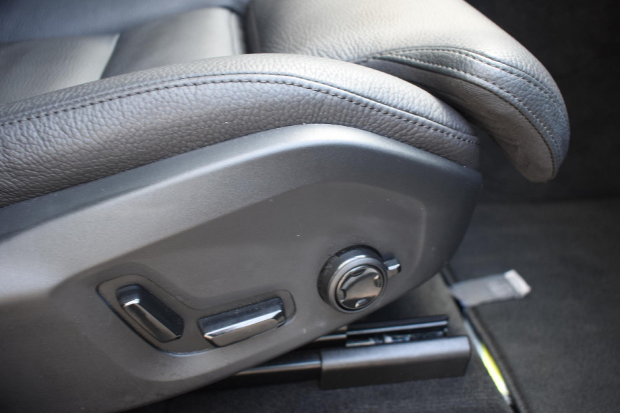 Volvo XC60 T6 350PK Plug-in hybrid AWD Plus Dark / Adaptive Cruise control / Stoelverwarming v+a / Stuurverwarming / Elektr. achterklep  / 360 Camera / Schuifdak / Trekhaak