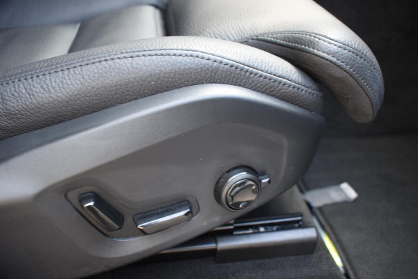 Volvo XC60 T6 350PK Plug-in hybrid AWD Plus Dark / Adaptive Cruise control / Stoelverwarming v+a / Stuurverwarming / Elektr. achterklep  / 360 Camera / Schuifdak / Trekhaak