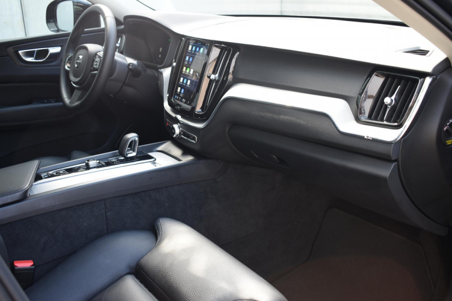 Volvo XC60 T6 350PK Plug-in hybrid AWD Plus Dark / Adaptive Cruise control / Stoelverwarming v+a / Stuurverwarming / Elektr. achterklep  / 360 Camera / Schuifdak / Trekhaak