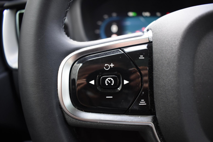 Volvo XC60 T6 350PK Plug-in hybrid AWD Plus Dark / Adaptive Cruise control / Stoelverwarming v+a / Stuurverwarming / Elektr. achterklep  / 360 Camera / Schuifdak / Trekhaak