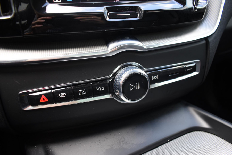 Volvo XC60 T6 350PK Plug-in hybrid AWD Plus Dark / Adaptive Cruise control / Stoelverwarming v+a / Stuurverwarming / Elektr. achterklep  / 360 Camera / Schuifdak / Trekhaak