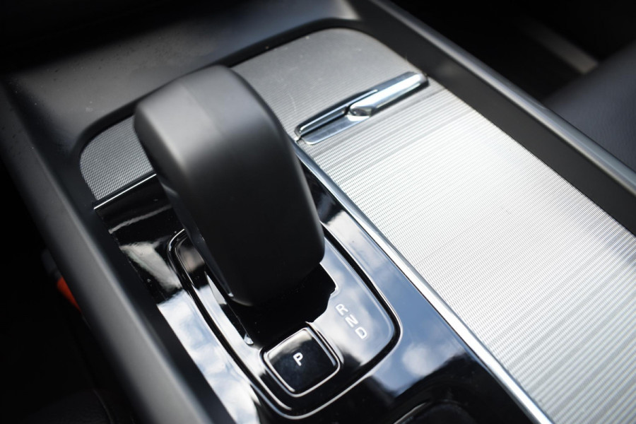 Volvo XC60 T6 350PK Plug-in hybrid AWD Plus Dark / Adaptive Cruise control / Stoelverwarming v+a / Stuurverwarming / Elektr. achterklep  / 360 Camera / Schuifdak / Trekhaak