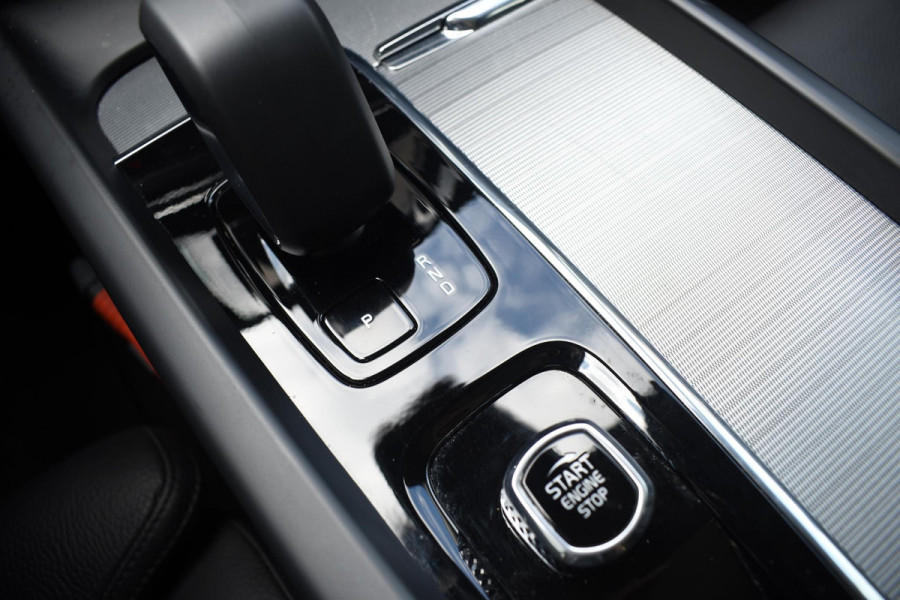 Volvo XC60 T6 350PK Plug-in hybrid AWD Plus Dark / Adaptive Cruise control / Stoelverwarming v+a / Stuurverwarming / Elektr. achterklep  / 360 Camera / Schuifdak / Trekhaak