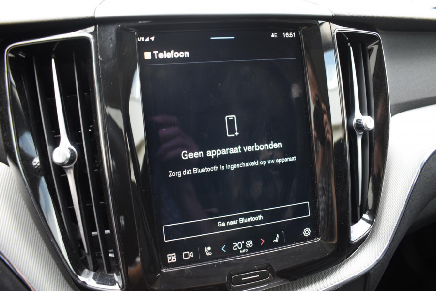 Volvo XC60 T6 350PK Plug-in hybrid AWD Plus Dark / Adaptive Cruise control / Stoelverwarming v+a / Stuurverwarming / Elektr. achterklep  / 360 Camera / Schuifdak / Trekhaak