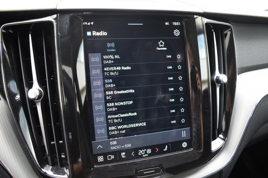 Volvo XC60 T6 350PK Plug-in hybrid AWD Plus Dark / Adaptive Cruise control / Stoelverwarming v+a / Stuurverwarming / Elektr. achterklep  / 360 Camera / Schuifdak / Trekhaak