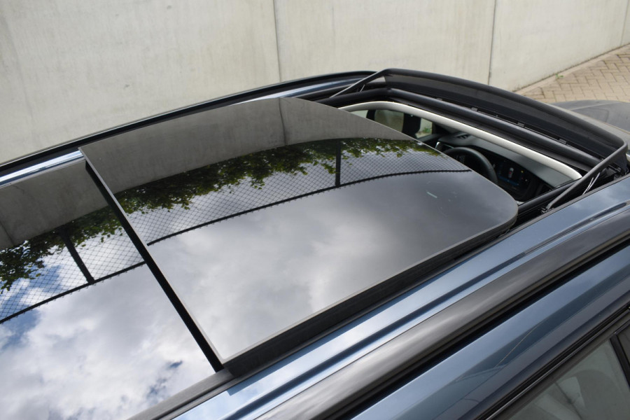 Volvo XC60 T6 350PK Plug-in hybrid AWD Plus Dark / Adaptive Cruise control / Stoelverwarming v+a / Stuurverwarming / Elektr. achterklep  / 360 Camera / Schuifdak / Trekhaak