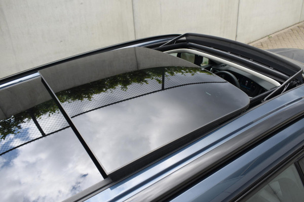 Volvo XC60 T6 350PK Plug-in hybrid AWD Plus Dark / Adaptive Cruise control / Stoelverwarming v+a / Stuurverwarming / Elektr. achterklep  / 360 Camera / Schuifdak / Trekhaak
