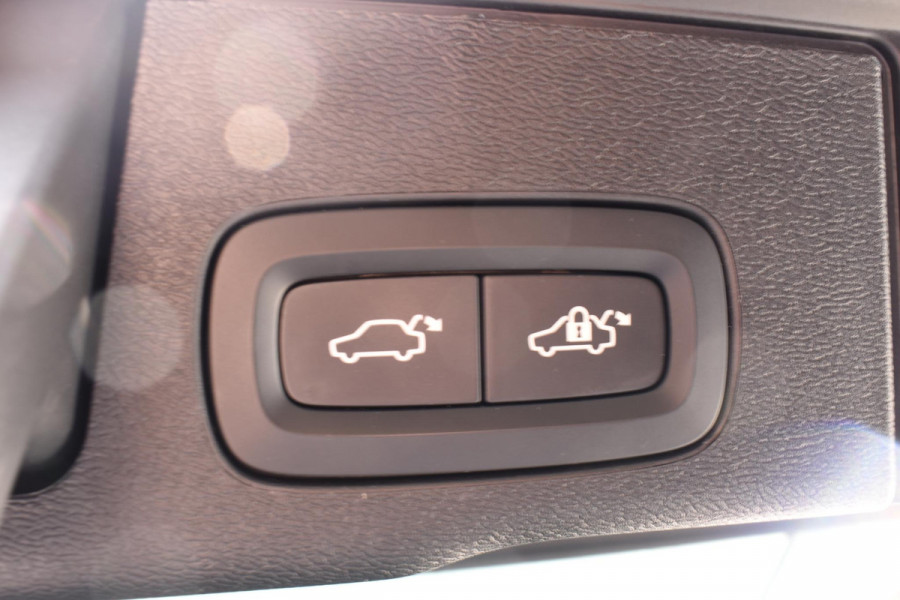 Volvo XC60 T6 350PK Plug-in hybrid AWD Plus Dark / Adaptive Cruise control / Stoelverwarming v+a / Stuurverwarming / Elektr. achterklep  / 360 Camera / Schuifdak / Trekhaak