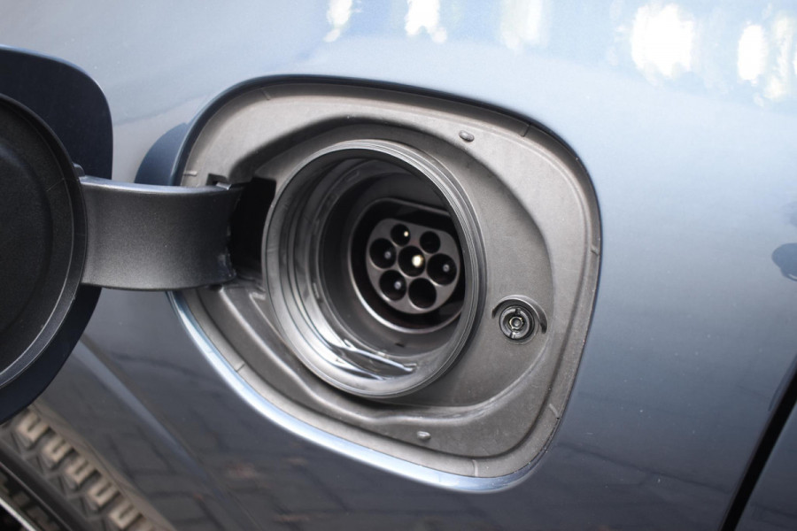 Volvo XC60 T6 350PK Plug-in hybrid AWD Plus Dark / Adaptive Cruise control / Stoelverwarming v+a / Stuurverwarming / Elektr. achterklep  / 360 Camera / Schuifdak / Trekhaak