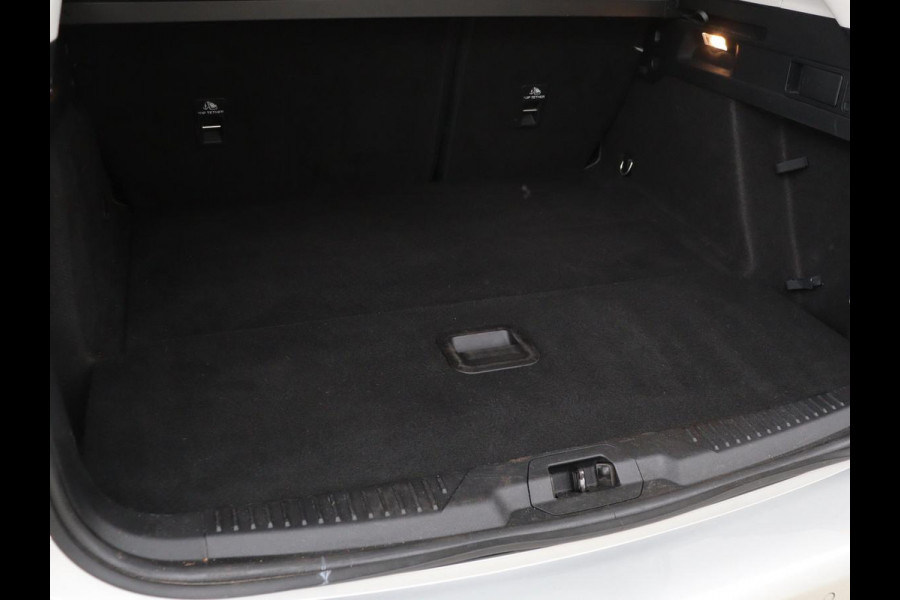 Ford Focus 1.0 EcoBoost Hybrid Trend Edition Business | Camera | Carplay | Full LED | Navigatie | Sportstoelen | Airco | Cruise control | Parkeerhulp | Bluetooth