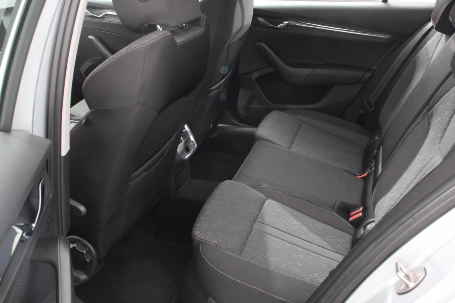 Škoda Octavia Combi 1.0 e-TSI 110pk MHEV DSG Style | Navigatie | Apple Carplay/Android Auto | Parkeersensor achter | Camera | Adaptive Cruise Control | Stoelverwarming | Ledverlichting | Climate Control