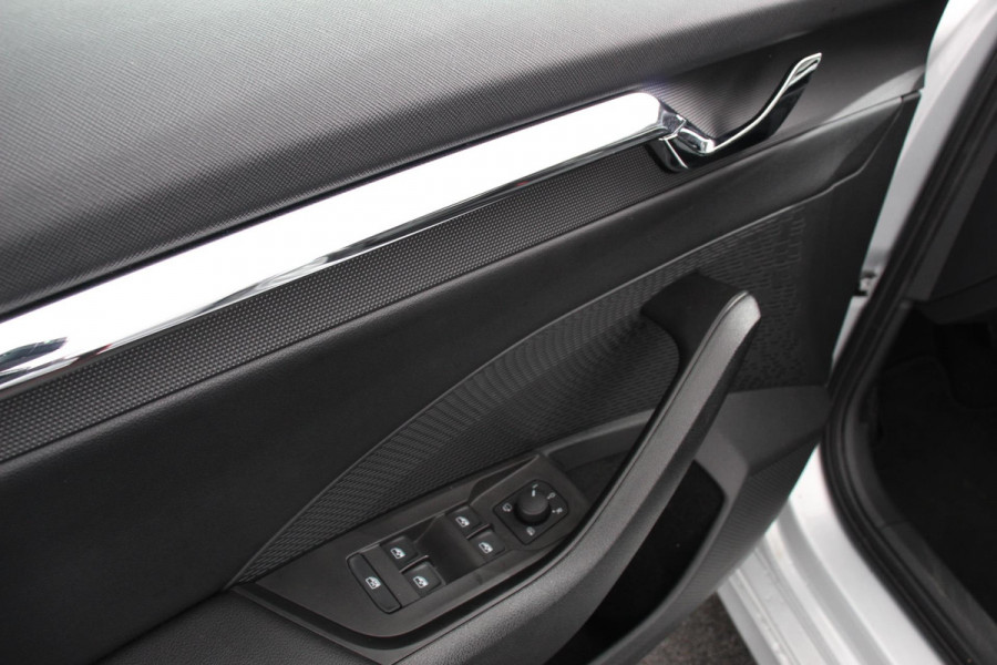 Škoda Octavia Combi 1.0 e-TSI 110pk MHEV DSG Style | Navigatie | Apple Carplay/Android Auto | Parkeersensor achter | Camera | Adaptive Cruise Control | Stoelverwarming | Ledverlichting | Climate Control