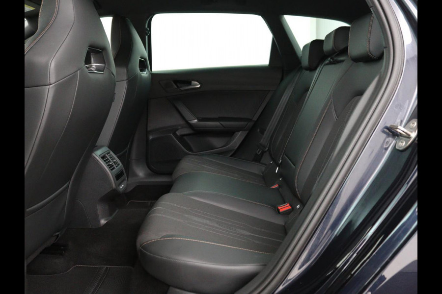 CUPRA Leon 1.4 e-Hybrid | Carplay | Camera | Stoel & Stuurverwarming | Adaptive Cruise | Full LED | Navigatie | DAB+ | LMV 18 inch