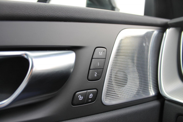 Volvo XC60 T6 350PK Automaat Plug-In Plus Black Edition Panoramisch schuif-kanteldak / Bowers & Wilkins Audio / 21" lichtmetalen velgen / Head-Up Display / 360graden camera