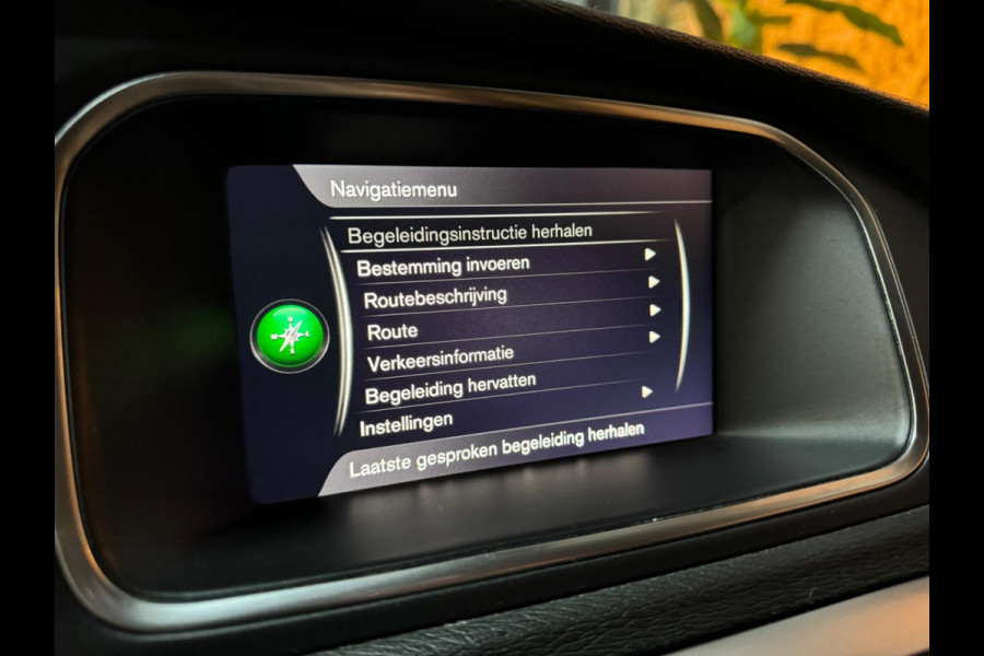 Volvo V40 2.0 T2 Momentum Garantie Camera StoelVW Cruise Clima Navi Bluetooth Led Rijklaar