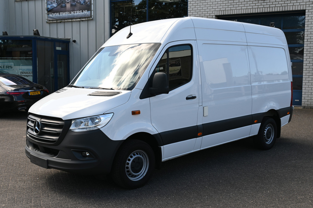 Mercedes-Benz Sprinter 319 CDI 3.0 V6 L2H2 3500 kg Trekhaak, MBUX navigatie en camera, Geveerde stoelen Mercedes-Benz Sprinter 319 CDI 3.0 V6 L2H2 3500 kg Trekhaak, MBUX navigatie en camera, Geveerde stoelen