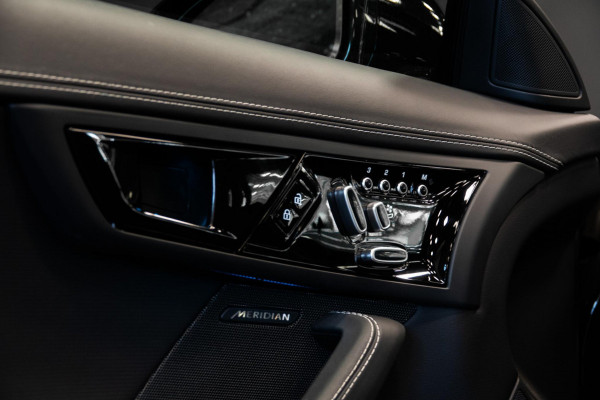 Jaguar F-Type P575 AWD R 75 *Panorama / Stoelventilatie / Sport-uitlaat / Meridian / Memory*