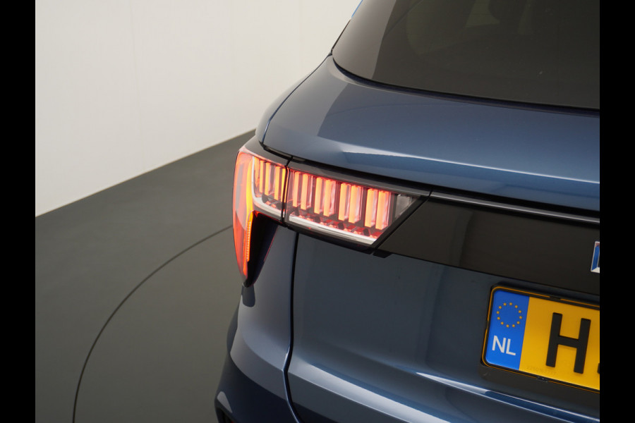Lynk & Co 01 1.5 PHEV AUT-7 261pk Pano-Schuif-K-dak 20" 360°Camera Apple Carplay Android Auto Adaptive-Cr NaviPdc-a+v Ecc Keyless Led M-BuxPl Elek.Memory.Stoel File assistent Dodehoek detector Elektrisch bedienbare achterklep Rijstrooksensor Wifi Verkeersbord detectie 425Nm koppel 3,7kw laadvermogen A-label Euro 6 Hybride Benzine / Elektrisch rijden tot ca 69km  1800kg trekvermogen