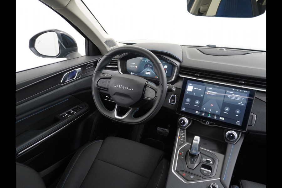 Lynk & Co 01 1.5 PHEV AUT-7 261pk Pano-Schuif-K-dak 20" 360°Camera Apple Carplay Android Auto Adaptive-Cr NaviPdc-a+v Ecc Keyless Led M-BuxPl Elek.Memory.Stoel File assistent Dodehoek detector Elektrisch bedienbare achterklep Rijstrooksensor Wifi Verkeersbord detectie 425Nm koppel 3,7kw laadvermogen A-label Euro 6 Hybride Benzine / Elektrisch rijden tot ca 69km  1800kg trekvermogen