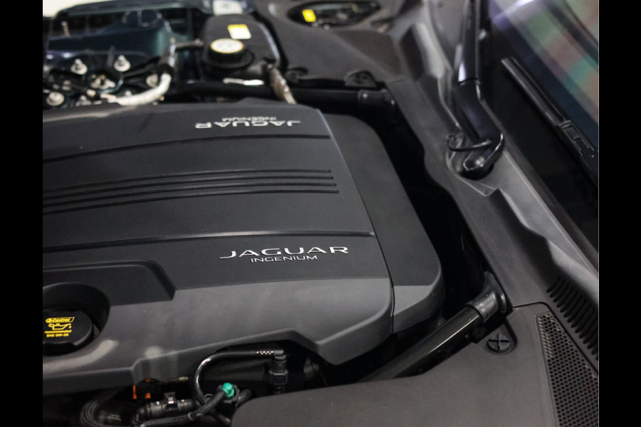 Jaguar F-Type P300 RWD R-Dynamic | British Racing Green - Camera
