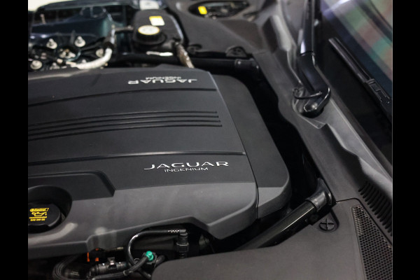Jaguar F-Type P300 RWD R-Dynamic | British Racing Green - Camera