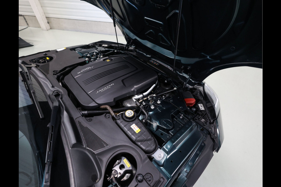 Jaguar F-Type P300 RWD R-Dynamic | British Racing Green - Camera