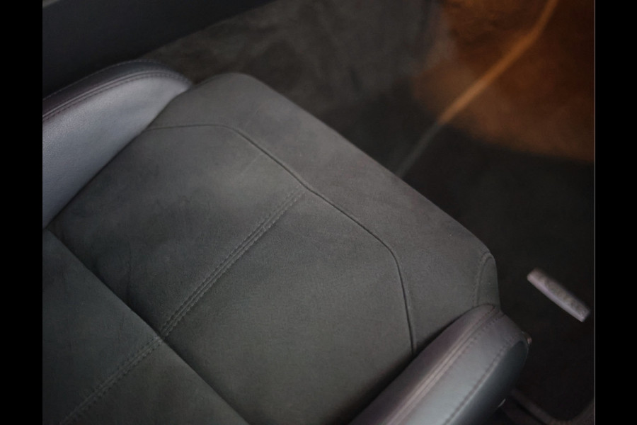 Jaguar F-Type P300 RWD R-Dynamic | British Racing Green - Camera