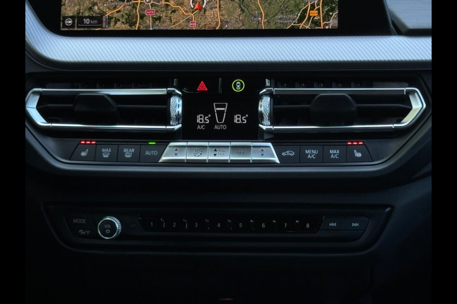 BMW 1-serie 118i AUTOMAAT M - sport pakket, schuifdak, stoelverwarming,vele opties, Nederlandse auto met nationale auto pas