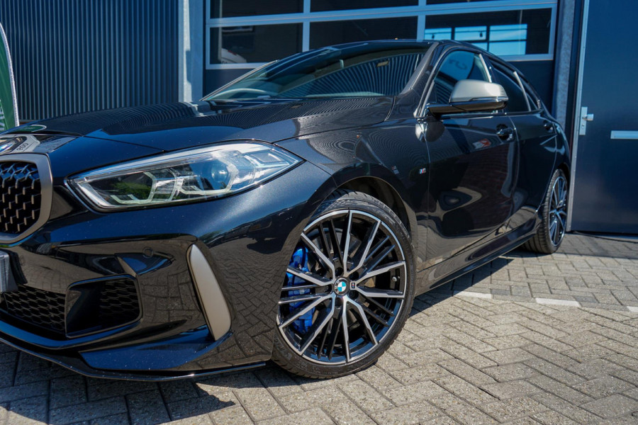 BMW 1-serie M135i xDrive High Executive, Nieuwe Michelin Pilot sport 5, Head-up, M-sport, Apple CP, Leder, 19 Inch, Harman Kardon