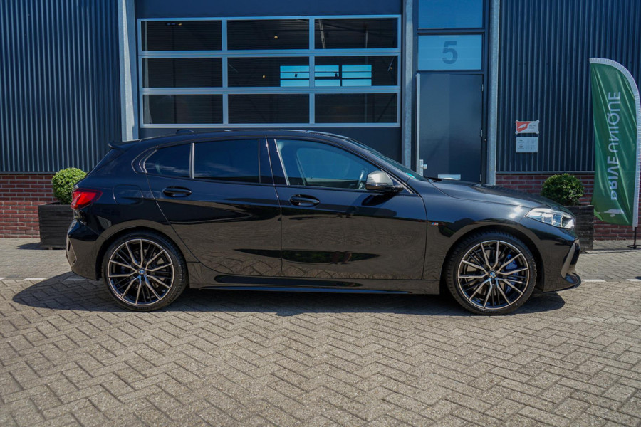 BMW 1-serie M135i xDrive High Executive, Nieuwe Michelin Pilot sport 5, Head-up, M-sport, Apple CP, Leder, 19 Inch, Harman Kardon