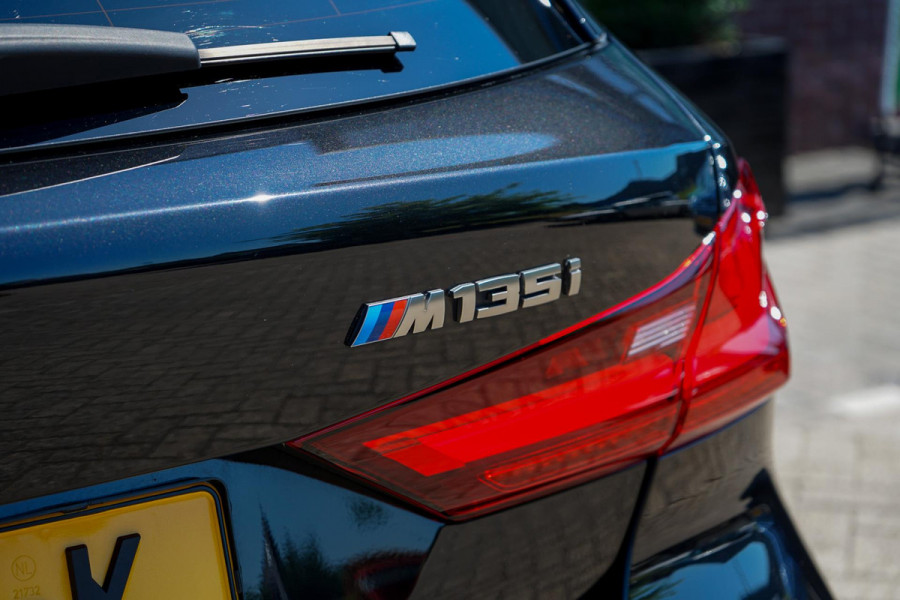 BMW 1-serie M135i xDrive High Executive, Nieuwe Michelin Pilot sport 5, Head-up, M-sport, Apple CP, Leder, 19 Inch, Harman Kardon