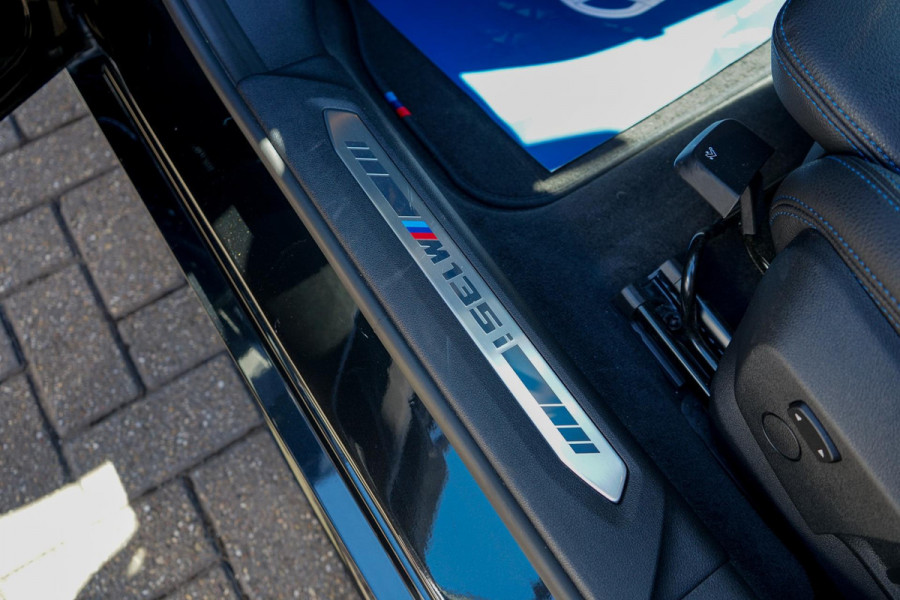 BMW 1-serie M135i xDrive High Executive, Nieuwe Michelin Pilot sport 5, Head-up, M-sport, Apple CP, Leder, 19 Inch, Harman Kardon