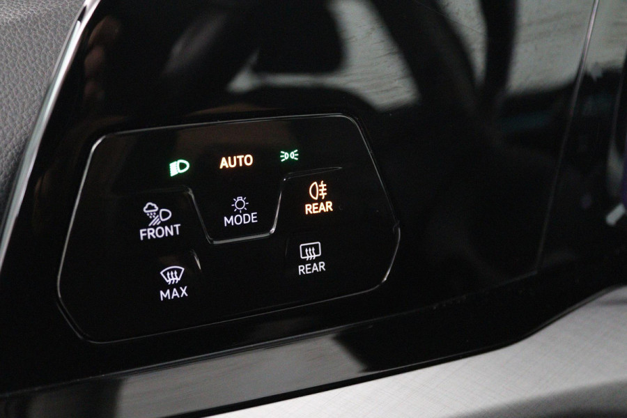Volkswagen Golf 1.5 TSI Life Business (STOELVERWARMING, NAVIGATIE, ELEKTR STOELEN, DIGITAAL DASHBOARD, PARKEERSENSOREN, NL-AUTO)