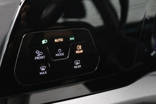 Volkswagen Golf 1.5 TSI Life Business (STOELVERWARMING, NAVIGATIE, ELEKTR STOELEN, DIGITAAL DASHBOARD, PARKEERSENSOREN, NL-AUTO)