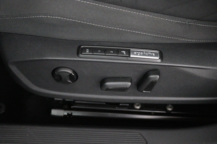 Volkswagen Golf 1.5 TSI Life Business (STOELVERWARMING, NAVIGATIE, ELEKTR STOELEN, DIGITAAL DASHBOARD, PARKEERSENSOREN, NL-AUTO)