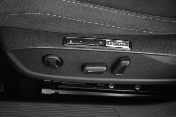 Volkswagen Golf 1.5 TSI Life Business (STOELVERWARMING, NAVIGATIE, ELEKTR STOELEN, DIGITAAL DASHBOARD, PARKEERSENSOREN, NL-AUTO)