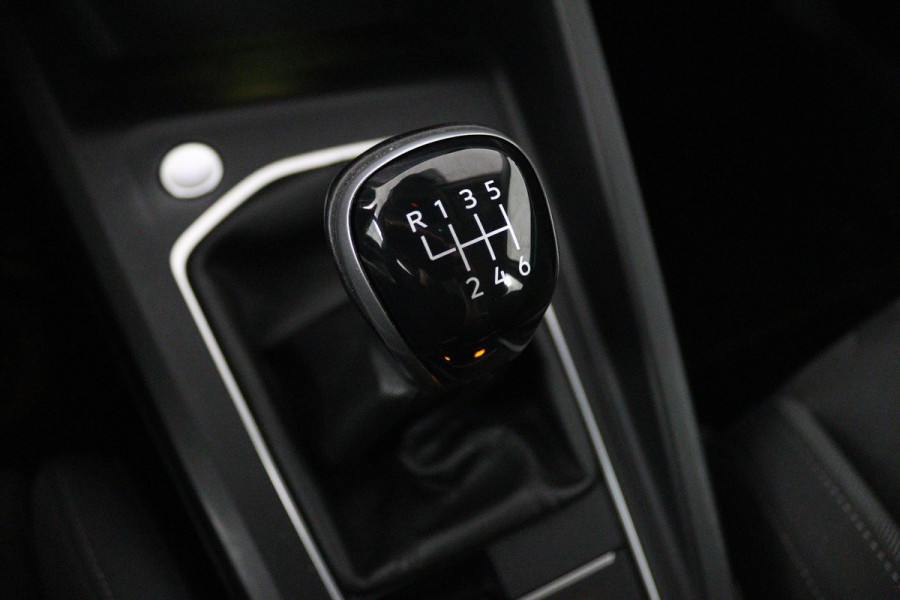 Volkswagen Golf 1.5 TSI Life Business (STOELVERWARMING, NAVIGATIE, ELEKTR STOELEN, DIGITAAL DASHBOARD, PARKEERSENSOREN, NL-AUTO)