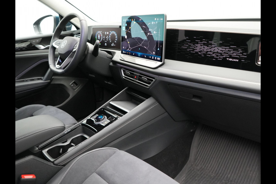 Volkswagen Tiguan 1.5 eHybrid Elegance Plug In Hybrid 204pk Nieuw Model PHEV | Trekhaak af Fabriek | Head Up | Adaptive Cruise | 360 Camera | Alcantara Sportstoelen Massage | IQ light | Keyless | Parkassist | Sfeerverlichting |