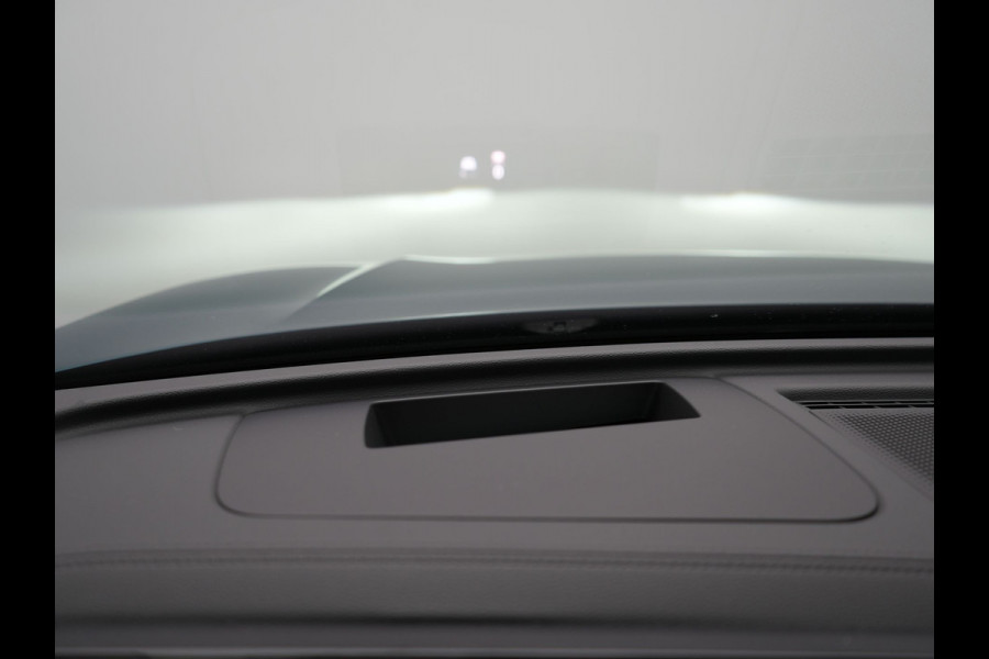 Volkswagen Tiguan 1.5 eHybrid Elegance Plug In Hybrid 204pk Nieuw Model PHEV | Trekhaak af Fabriek | Head Up | Adaptive Cruise | 360 Camera | Alcantara Sportstoelen Massage | IQ light | Keyless | Parkassist | Sfeerverlichting |