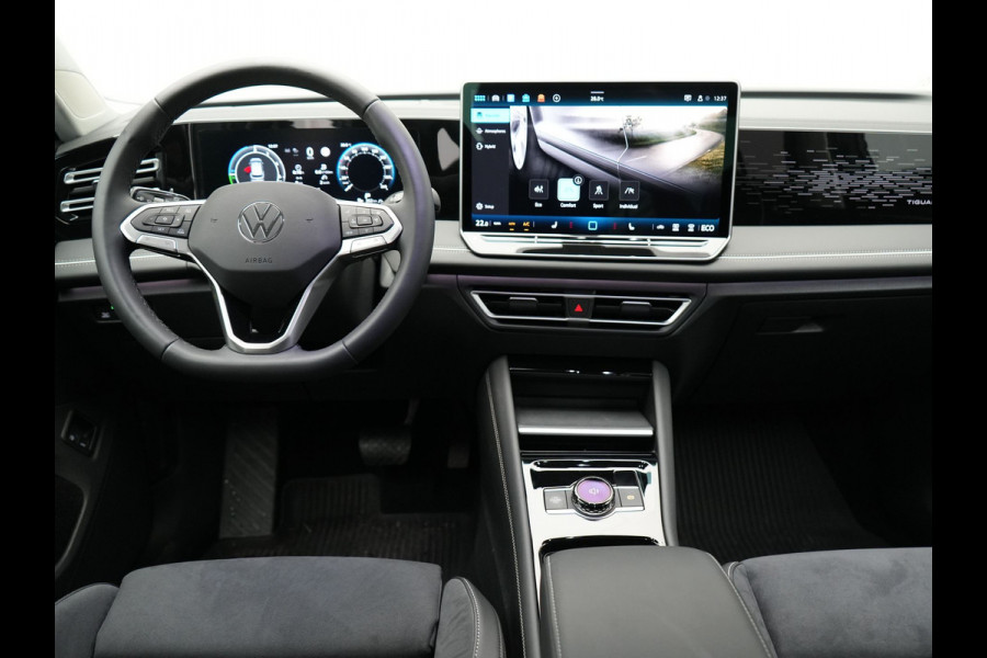 Volkswagen Tiguan 1.5 eHybrid Elegance Plug In Hybrid 204pk Nieuw Model PHEV | Trekhaak af Fabriek | Head Up | Adaptive Cruise | 360 Camera | Alcantara Sportstoelen Massage | IQ light | Keyless | Parkassist | Sfeerverlichting |