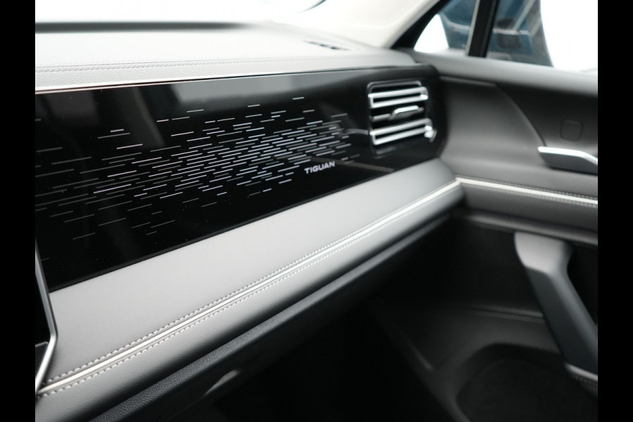 Volkswagen Tiguan 1.5 eHybrid Elegance Plug In Hybrid 204pk Nieuw Model PHEV | Trekhaak af Fabriek | Head Up | Adaptive Cruise | 360 Camera | Alcantara Sportstoelen Massage | IQ light | Keyless | Parkassist | Sfeerverlichting |