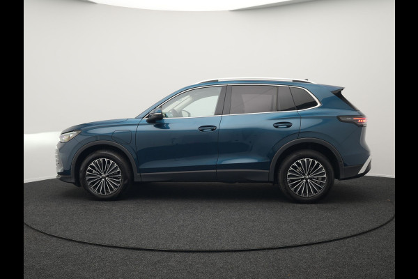Volkswagen Tiguan 1.5 eHybrid Elegance Plug In Hybrid 204pk Nieuw Model PHEV | Trekhaak af Fabriek | Head Up | Adaptive Cruise | 360 Camera | Alcantara Sportstoelen Massage | IQ light | Keyless | Parkassist | Sfeerverlichting |